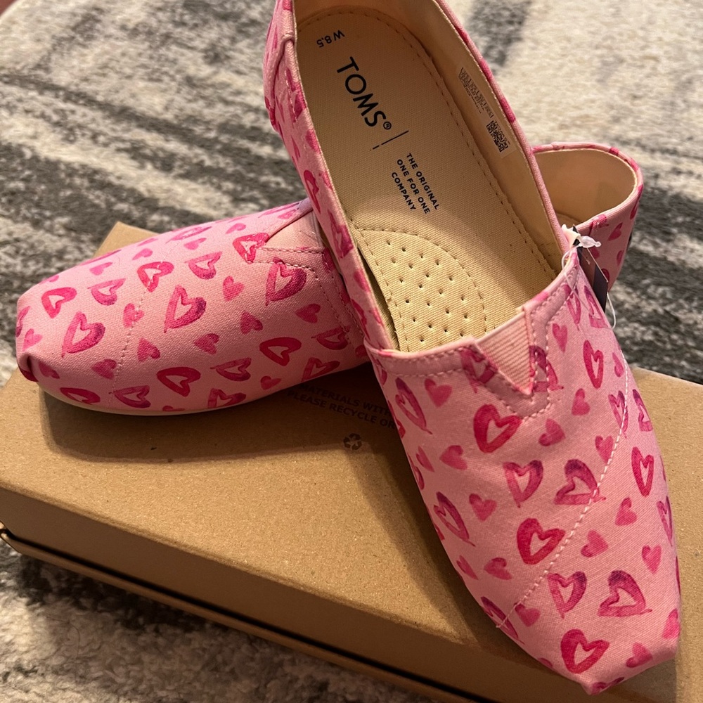NWT TOMS, Size W 8.5